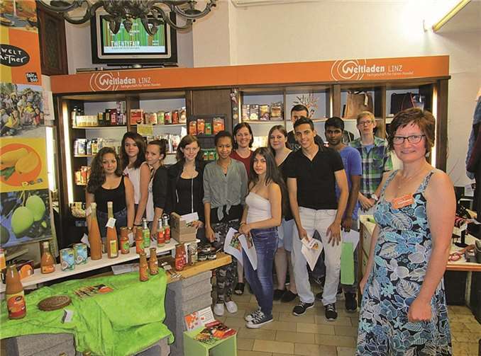 Annette Förster, stellv. Vorsitzende des Vereins Eine-Welt Linz, stellte den Schülern der Alice-Salomon-Schule Linz den Fairen Handel sowie die Produktpalette des Weltladens vor und erläuterte dessen Arbeitsweise.privat