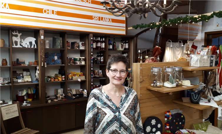 Annette Förster, stellv. Vorstandsmitglied und Bereichsleiterin Einkauf, würde sich freuen, wenn die Menschen auch in den Wochen, wo der Weltladen wegen Corona geschlossen bleiben muss, vom Angebot an fair gehandelten Produkten Gebrauch machen. Möglich ist dies über den kostenfreien Bestell- und Lieferservice. Information im Internet unter weltladen-linz.de Foto: Weltladen Linz