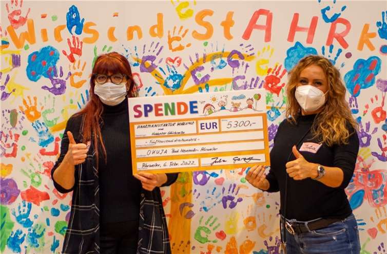 Annette Gies erhielt einen Spendenscheck in Höhe von 5.300 Euro.  Foto: Schreibatelier Augenblick Mal