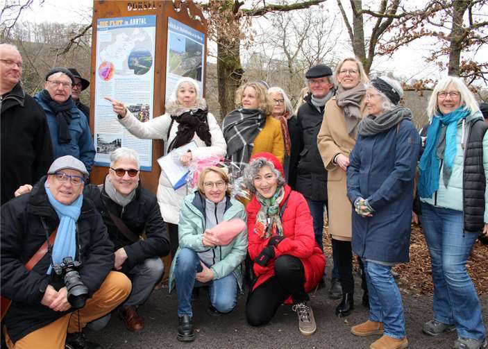 Annette Holzapfel (vor der Stele), Mitstreiter und Staatssekretärin Simone Schneider (3. v. r.).  Foto: HG