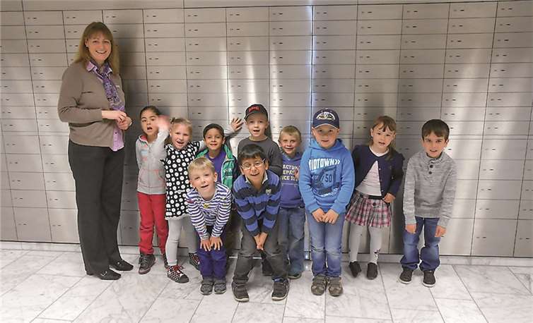 Annette Klick zeigt den Vorschulkindern die Schließfächer.privat