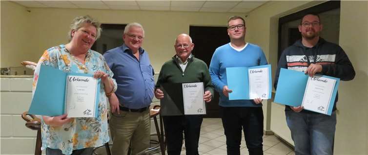 Annette Metz (l.), Michael Schneider, Max Meurer und Helmut Keil (v.r.n.l.) wurden durch den Vorsitzenden Klaus Metz (2.v.l.) dankend für ihre langjährige Vereinstreue mit einer Urkunde geehrt. Foto: privat