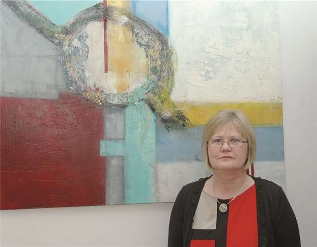 Annette Nielson vor einem ihrer Werke