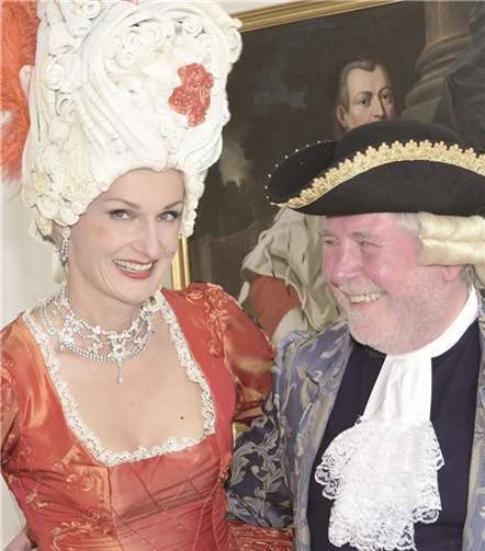 Annette Postel, hier mit dem Vorsitzenden des Engerser Convent, Josef Kretzer, tritt mit ihrer Opern-Comedy: „sing oper stirb“ auf. Privat