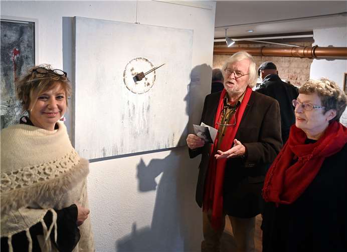 Annette Predeek, Rolf Plewa und Hanne Frackenpohl bei der Vernissage in den Hypocausten. Foto: AB
