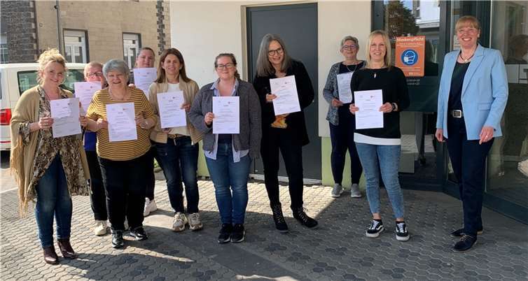 Annette Rühle (rechts) vom Fachdienst Kindertagespflege mit den Absolventinnen der Anschlussqualifizierung. Foto: Kreisverwaltung Mayen-Koblenz