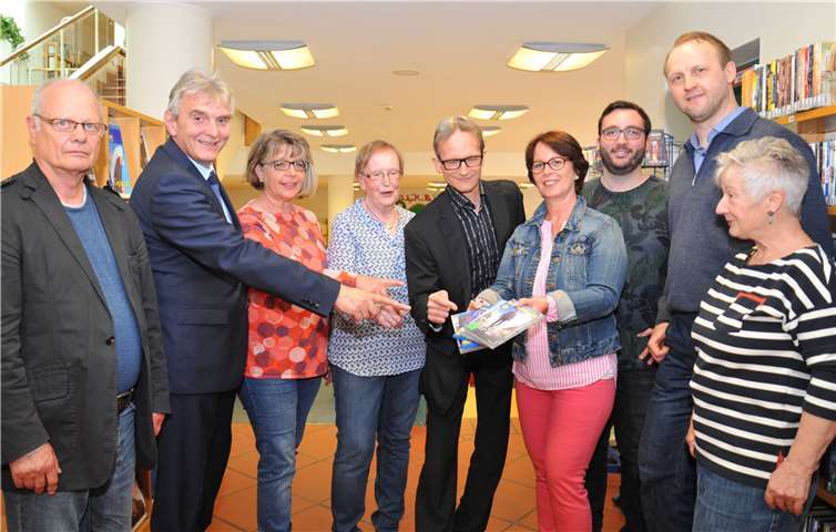 Annette Weiß von der Ehrenamtsgruppe „Kommunales Kino“ (4. von rechts) überreicht mit weiteren Gruppenmitgliedern die Filme an Bürgermeister Claus Peitz (2. von links) und Büchereileiter Wolfram Mayer (5. von rechts).Stadt Andernach/Maurer