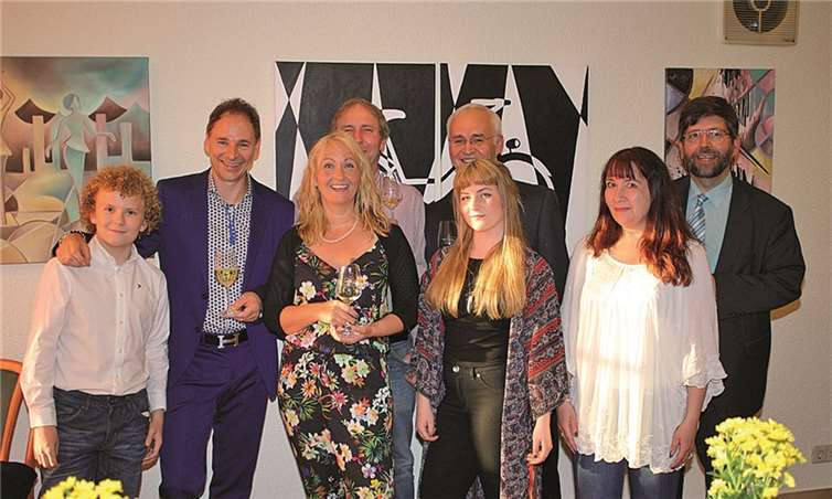 Annica Göbel (3.v.l.) stellte bei einer viel beachteten Vernissage Melissa Ljung und ihre Exponate vor. TE