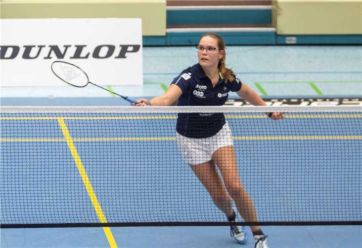 Annica Rohbeck, eine der Debütantinnen im Team des BC Remagen, mit vollem Einsatz im Dameneinzel. Foto: Anka Floßdorf