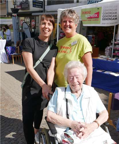 Annika Belgrath (li.)mit zwei Besucherinnen.