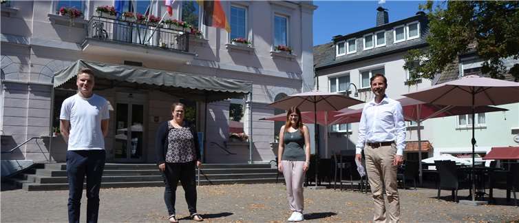 Annika Braun, Anna-Katharina Braun und Erwin Schipulin mit Bürgermeister Björn Ingendahl (re.). Foto: Stadt Remagen