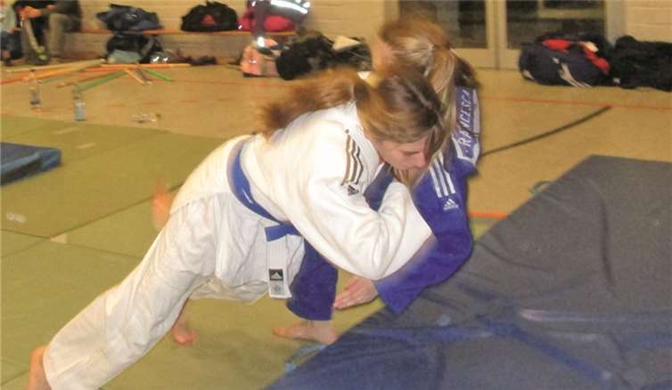 Annika Chandoni beim Wurftraining mit Francesca Bräse.privat