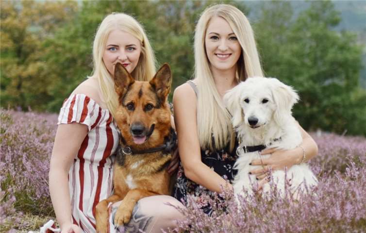 Annika Erstling und Fabienne Murawski sammeln Spenden