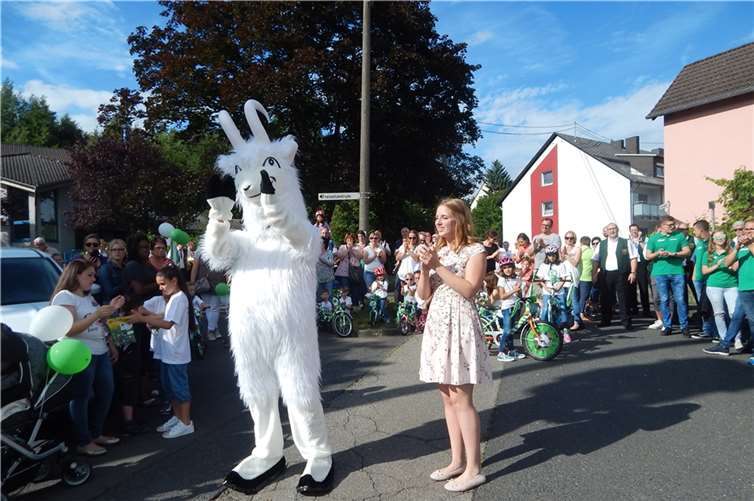 Annika Günther tanzt mit dem Wappentier, dem Geisbock.