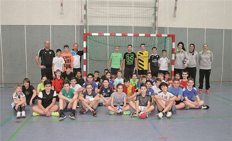 Annika Ingenpaß, Dora Varga und Zorica Despodovska (hinten von rechts) mit den siebten Klassen der Realschule plus Mülheim-Kärlich.privat