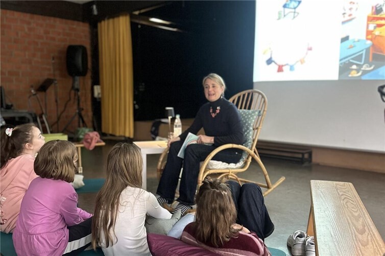 Annika Klee liest an der Kinzing-Schule