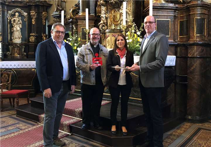 Annika Kreuzberg (2. v. r.), Leiterin der KSK-Geschäftsstelle in Dernau, überreichte die Spende in Höhe von 2.500 Euro zur Renovierung der Altäre der Pfarrkirche „St. Johannes Apostel“ an Pfarrer Axel Spiller (2. v. l.), sowie Thomas Ley (r.), 1. Vorsitzender des Pfarrverwaltungsrates, und Richard Bertram (l.), 2. Vorsitzender des Pfarrverwaltungsrates.
