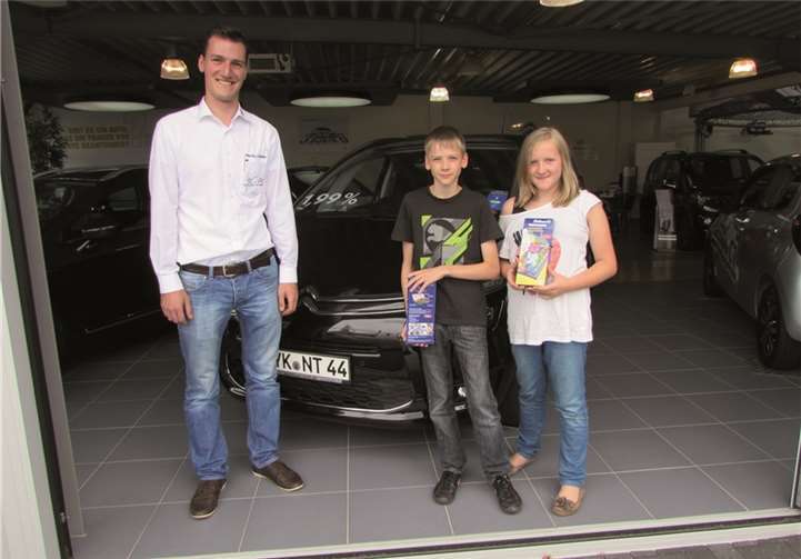 Annika Maj-Britt Seibel und Thiemo Björn Seibel gehören zu den Gewinnern des Malwettbewerbs und erhielten kürzlich im Autohaus Nett ihren Gewinn: je einen personalisierten Malkasten. privat