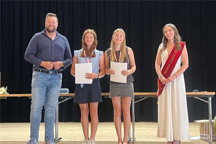 Ruderer und Ruderinnen bei Sportlerehrung der Stadt ausgezeichnet Annika Rojan und Maya Steiger (auf dem Bild von links nach rechts zwischen OB Lennart Siefert und der Rhein-Lahn-Nixe Sarah I ) .