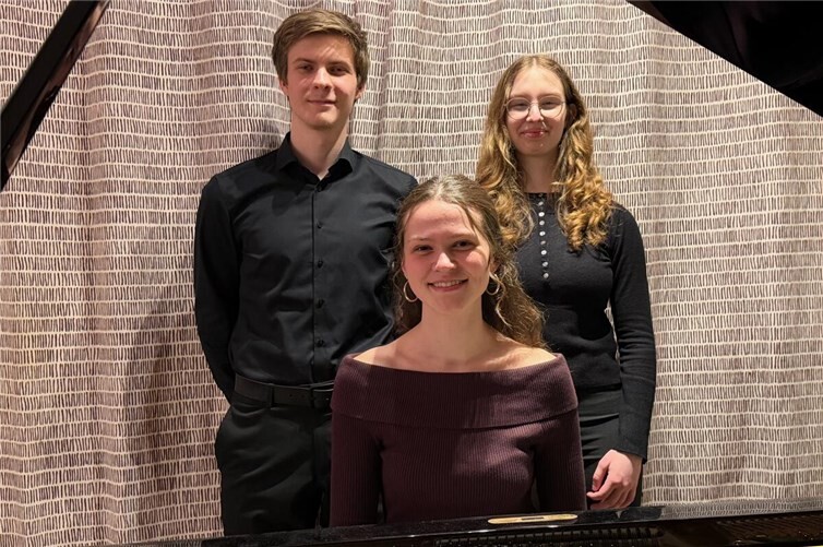 Annika Schäfgen (sitzend) sowie Michael Grinman und Carolin Brinkhaus (stehend).