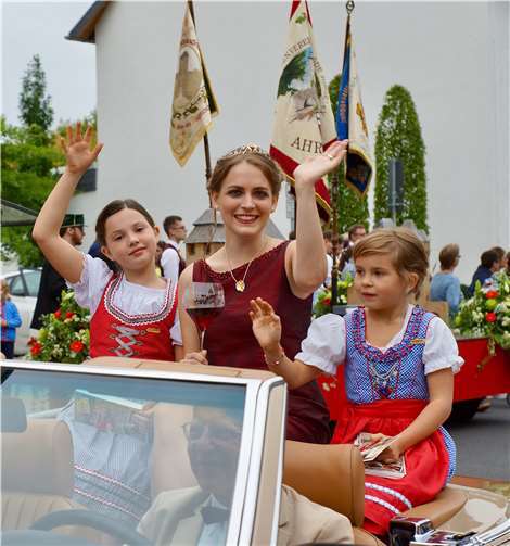 •Annika Schooß winkte der Menge zu.