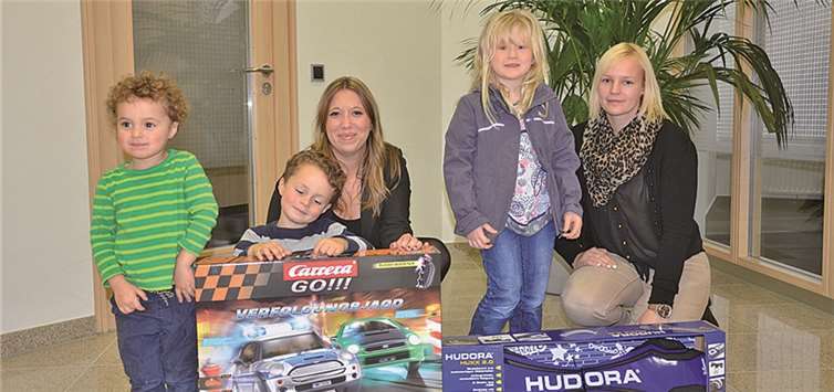 Annika Schultheis, Kundenberaterin der Volksbank Koblenz Mittelrhein (r.) und Adrienne Zerwas von der R+V-Versicherung (3.v.l.) mit den glücklichen Gewinnern Luca Filippone (2.v.l.), seinem Bruder Adriano und Annika Lunnebach (2.v.r.).Privat