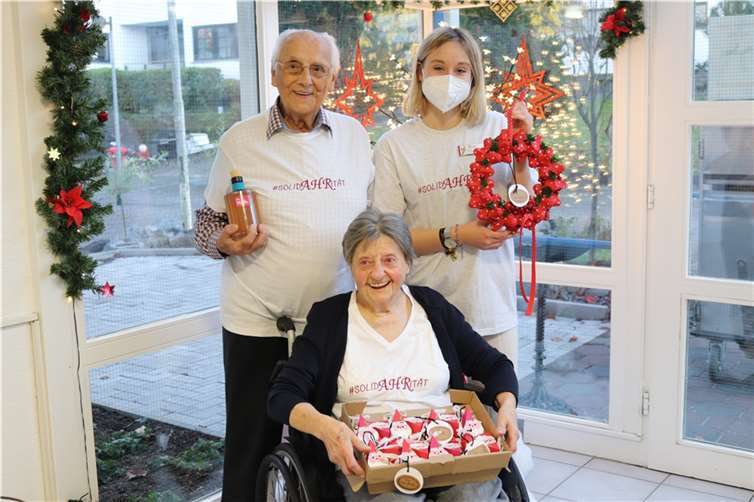 Annika Steeb mit den Bewohnern Frau Svoboda und Herr Schäfer. Foto: privat