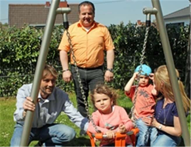 Annika und Philipp freuen sich mit Ortsvorsteher Jörg Kreuser, der den Antrag nachhaltig unterstützt hat. CDU-Ortsverband Koblenz-Lay