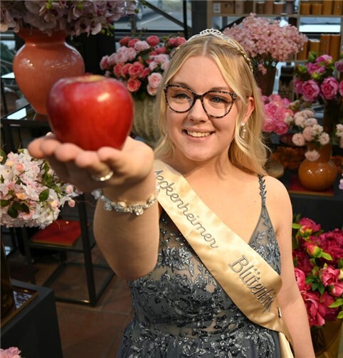 Annina Engels wird als amtierende Meckenheimer Blütenkönigin Anfang 2026 die Krone an ihre Nachfolgerin weiterreichen. Foto: Stadt Meckenheim