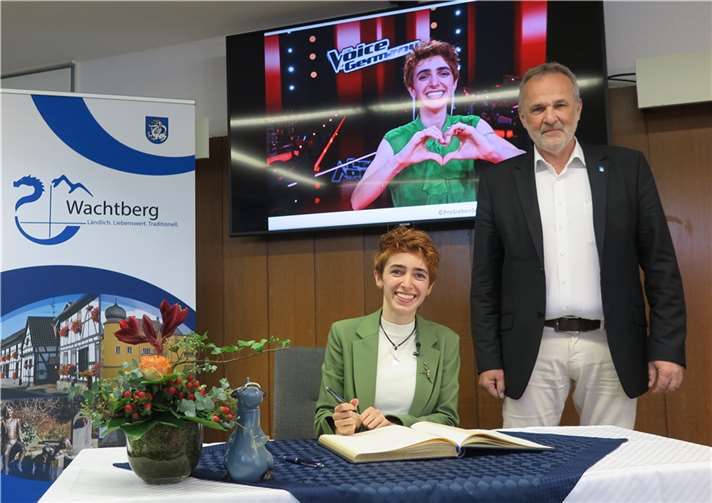 Anny Orgezeanu und Bürgermeister Jörg Schmidt. Quelle: Gemeinde Wachtberg