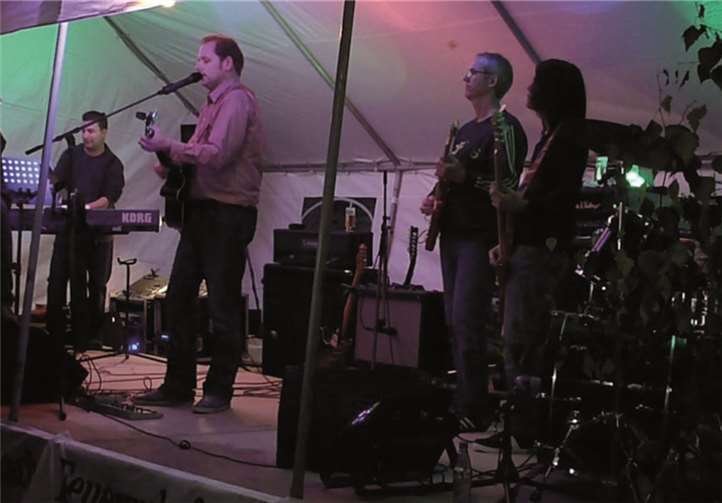 „Anonymus Stage Addicts“ - oder kurz A·S·A - gab beim Feuerwehrfest in Wassenach ein gelungenes Bühnendebüt.