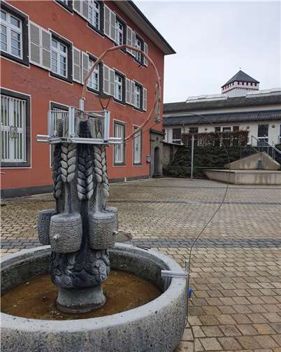 Anpassung des Traggestells für den Brunnen auf dem Kirchplatz in Weißenthurm. Foto: privat
