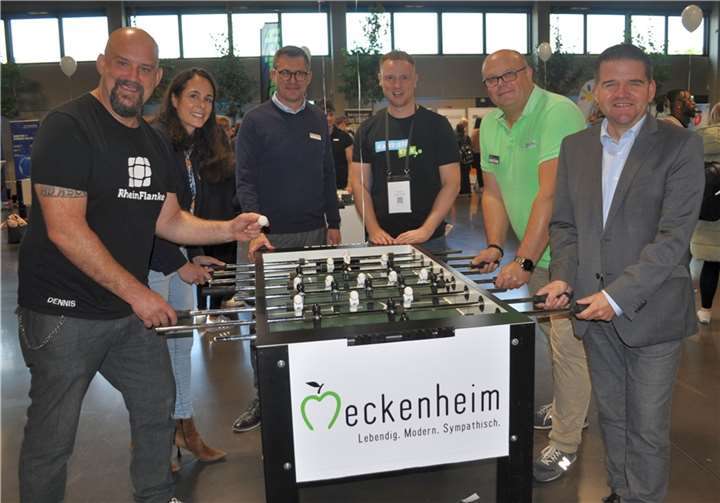 Anpfiff zum „KarriereKick“: Bürgermeister Holger Jung (rechts) und Dennis Diedrich von der RheinFlanke (links) eröffnen in größerer Runde die Ausbildungsmesse am Stadt-Meckenheim-Kicker-Tisch.  Foto: Stadt Meckenheim