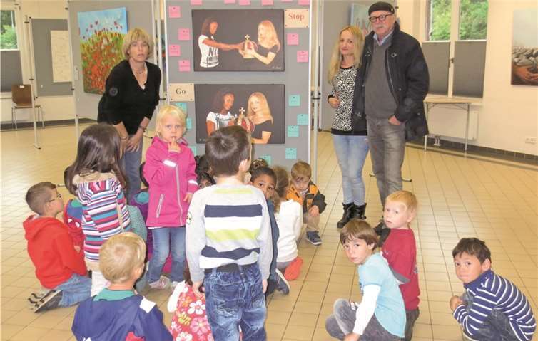 Anregend und kindgerecht erklärten Walter Buhr und Hilla Hildebrand die ausgestellten Werke. privat