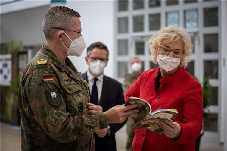 Anschaulich: Bundesministerin Lambrecht informierte sich über das weitreichende Angebot des ZInFü. Foto: Bundeswehr/Hunold