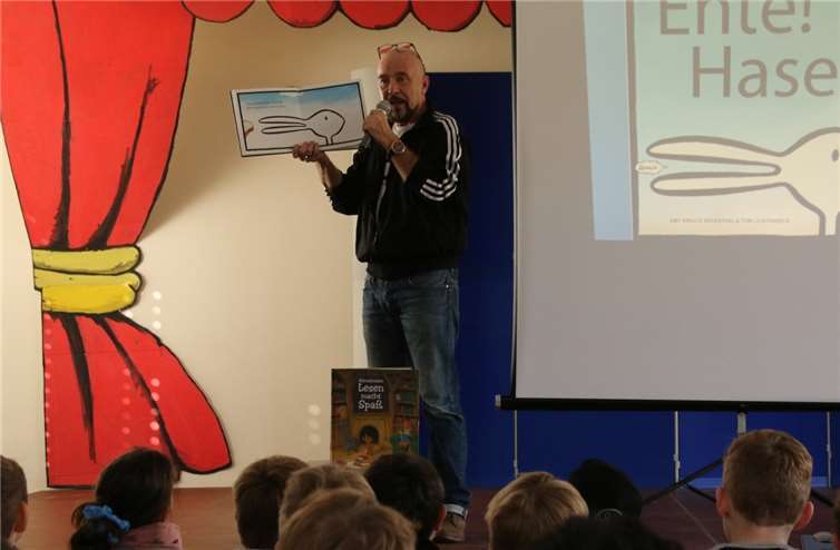 Anschaulich erläuterte Harald Kiesel den Kinder, wie sich aus ersten Ideen ganze Geschichten entwickeln.  privat