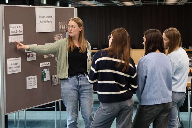 Anschaulich informierten Mitarbeitende beim Forum „Meet Your Future“ über die verschiedenen Ausbildungsangebote der Kreisverwaltung.