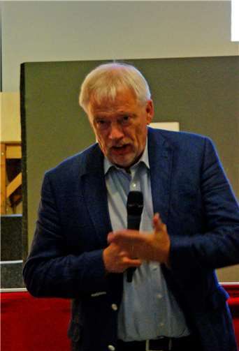 Anschaulich referierte Rainer Schmidt-Illguth zum Thema „Einzelhandelswandel“ und zeigte mögliche Perspektiven für Höhr-Grenzhausen auf.