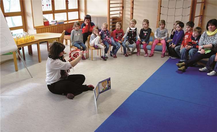 Anschaulich vermittelte das Praxisteam anhand eines großen Gebisses und einer großen Zahnbürste die richtige Methode des Zähneputzens. privat