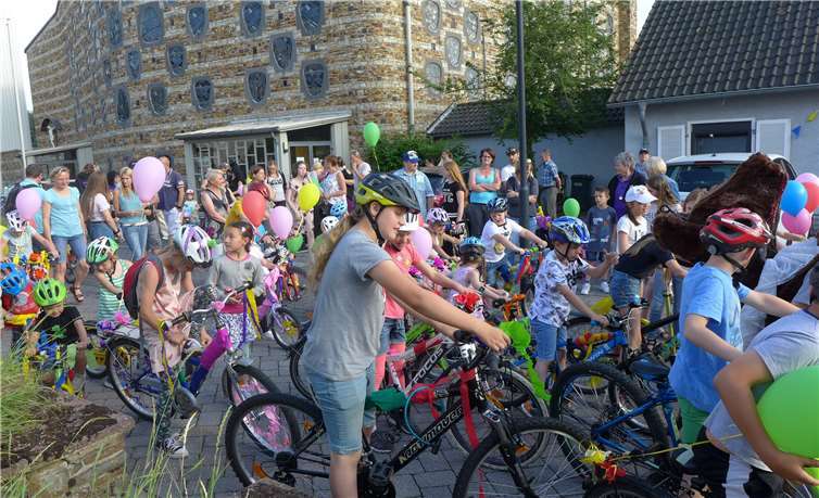Anschließend fuhren die Kinder mit ihren farbenprächtig geschmückten Fahrrädern zum Kirmesplatz.