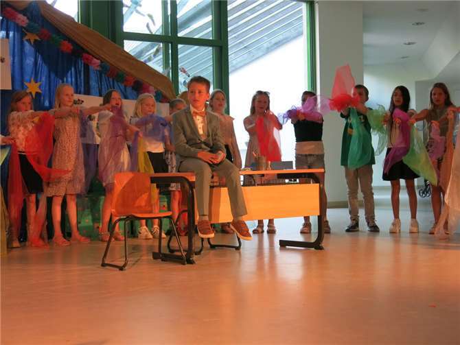 Anschließend ging es dann gemeinsam in die Aula der Grundschule, in der das Musical "Schule der Träume" aufgeführt wurde. Fotos: privat