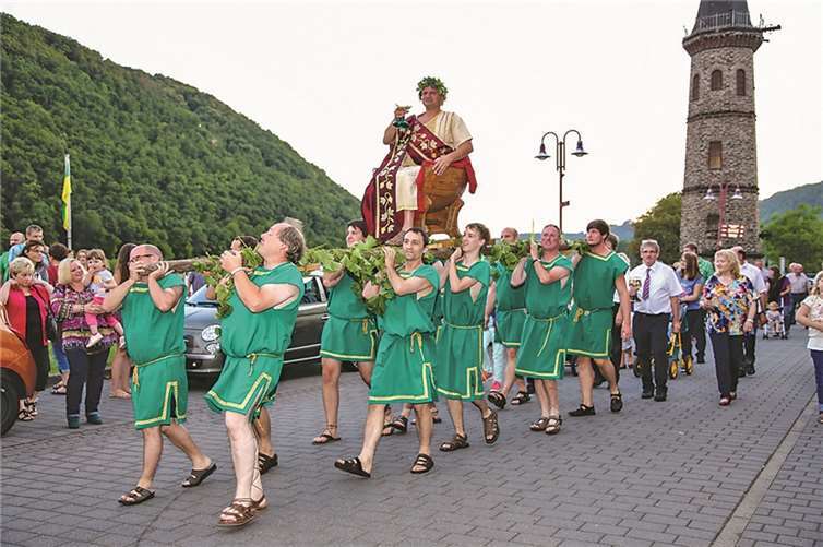 Anschließend hält der Gott des Weines seinen Triumphzug durch Hatzenport.privat