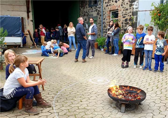 Anschließend konnten alle an der Feuerschale im Hof das Waffelnbacken über offenem Feuer bestaunen.