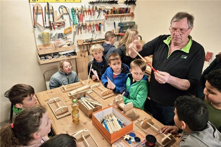 Anschließend konnten alle in der Werkstatt arbeiten und sich einen eigenen Zauberstab gestalten.