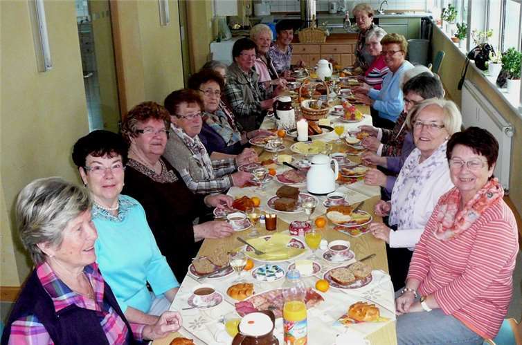 Anschließend sind die Teilnehmer zu einem leckeren Frühstück eingeladen, wobei sich viele Gespräche ergeben.