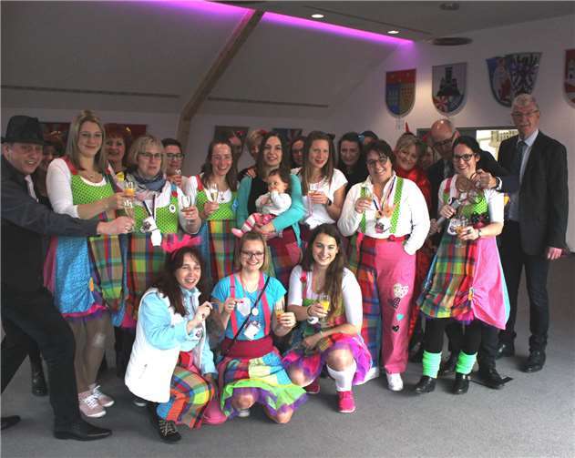 Anschließend „trank man Brüderschaft“ und rauchte die „Friedenspfeife“.Fotos: WK