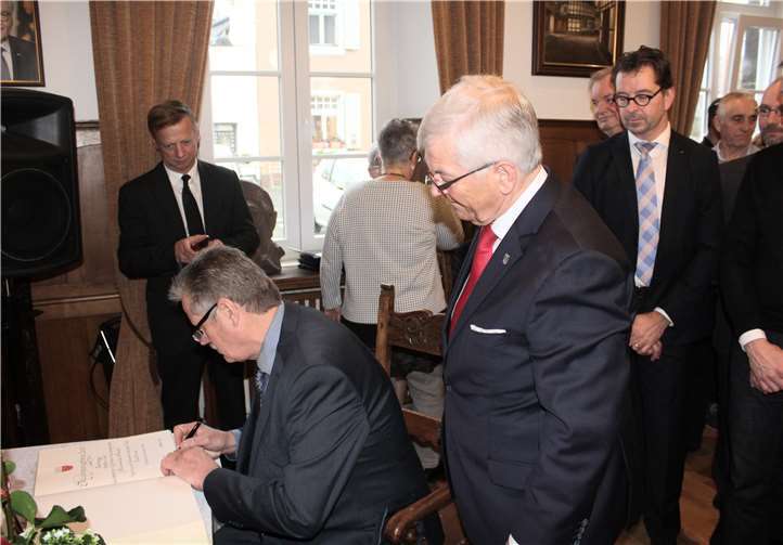 Anschließend trug sich der neue Würdenträger in das Goldene Buch der Stadt ein.