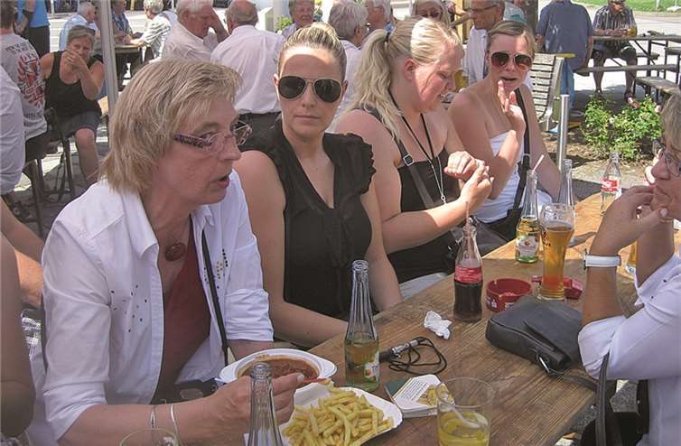 Anschließend verbrachten die Möhnen noch einige gemütliche Stunden auf dem Kirmesplatz.