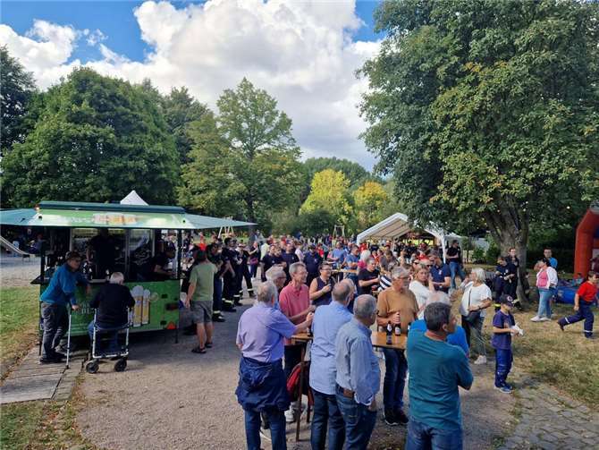 Anschließend versammelten sich alle auf dem Dorfplatz gegenüber dem Feuerwehrhaus, wo für Essen und Trinken bestens gesorgt war.