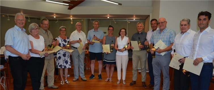 Anschließend wurden auch zahlreiche bisherige Mitglieder des Kreistags, die nicht mehr für dieses Gremium kandidiert hatten, verabschiedet. Zwölf von ihnen waren anwesend und erhielten von Landrat Frank Puchtler die Dankurkunde, die Ehrenplakette des Kreises und eine Flasche Wein aus dem Rhein-Lahn-Kreis.Auf dem Foto von links nach rechts: Landrat Frank Puchtler, Rita Wolf, Dietmar Meffert, Ursula Ohl, Franz Lehmler, Hans-Wilhelm Lippert, Eva Schmidt, Monika Becker, Matthias Boller, Thomas Scholl, Klaus Ferdinand, Oliver Sacher und Aslan Basibüyük. Fotos: Rhein-Lahn-Kreis